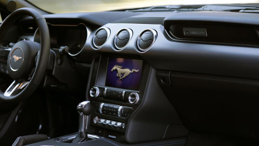 Детали интерьера Ford Mustang EcoBoost Fastback 2017 года  (NA) (фото 3 из 13)